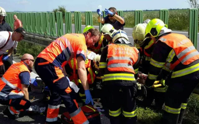 FOTO/VIDEO: Nehodu, při které se zranilo 17 lidí, policie stále vyšetřuje. Obviněný zatím není nikdo