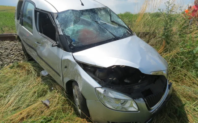 FOTO: Řidičce vběhl do cesty pes. Strhla řízení a skončila na kolejích