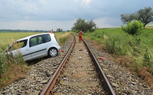 FOTO: Řidičce vběhl do cesty pes. Strhla řízení a skončila na kolejích
