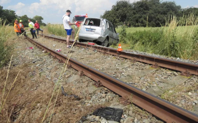 FOTO: Řidičce vběhl do cesty pes. Strhla řízení a skončila na kolejích