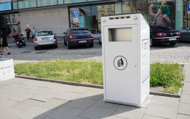 FOTO/VIDEO: Olomouc má první tři chytré odpadkové koše. Umí lisovat odpad a zahlásí, když jsou plné