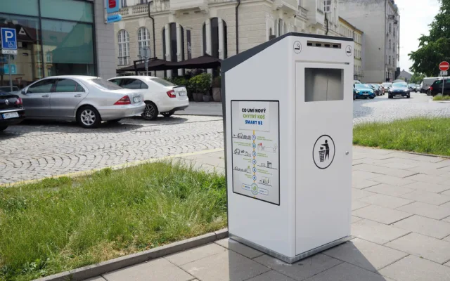 FOTO/VIDEO: Olomouc má první tři chytré odpadkové koše. Umí lisovat odpad a zahlásí, když jsou plné