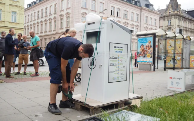 FOTO/VIDEO: Olomouc má první tři chytré odpadkové koše. Umí lisovat odpad a zahlásí, když jsou plné