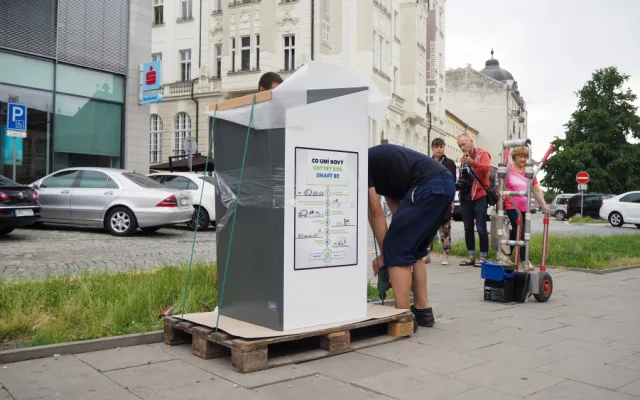 FOTO/VIDEO: Olomouc má první tři chytré odpadkové koše. Umí lisovat odpad a zahlásí, když jsou plné