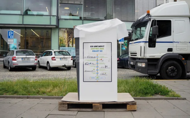 FOTO/VIDEO: Olomouc má první tři chytré odpadkové koše. Umí lisovat odpad a zahlásí, když jsou plné