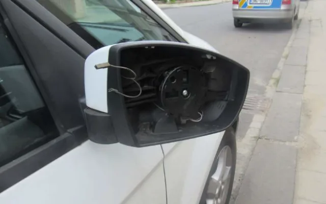 FOTO: Zloděj ukradl přes noc zpětná zrcátka ze třinácti aut různých značek