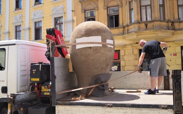 FOTO/VIDEO: Na Dolním náměstí stojí Jedna z velkých hlaviček. Další socha v rámci Sculpture Line