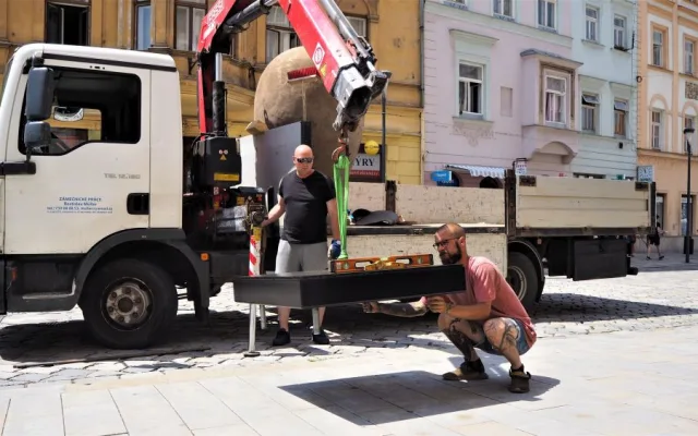 FOTO/VIDEO: Na Dolním náměstí stojí Jedna z velkých hlaviček. Další socha v rámci Sculpture Line