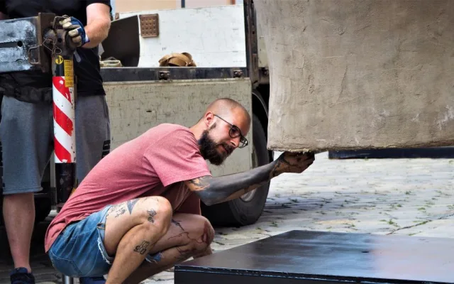 FOTO/VIDEO: Na Dolním náměstí stojí Jedna z velkých hlaviček. Další socha v rámci Sculpture Line