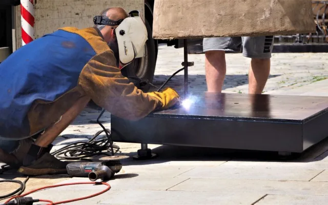 FOTO/VIDEO: Na Dolním náměstí stojí Jedna z velkých hlaviček. Další socha v rámci Sculpture Line