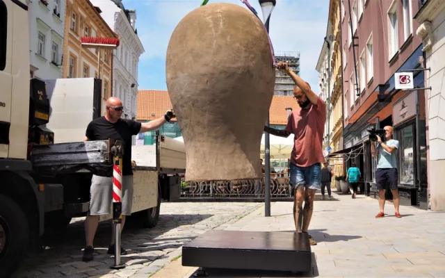 FOTO/VIDEO: Na Dolním náměstí stojí Jedna z velkých hlaviček. Další socha v rámci Sculpture Line