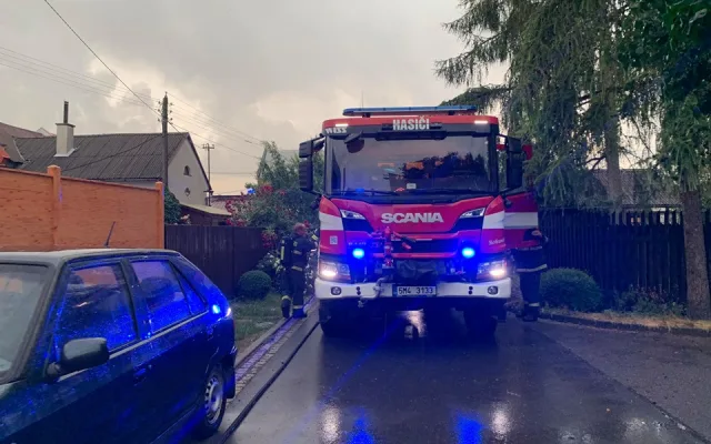 FOTO: V Bohuňovicích zapálil blesk střechu a fasádu domu