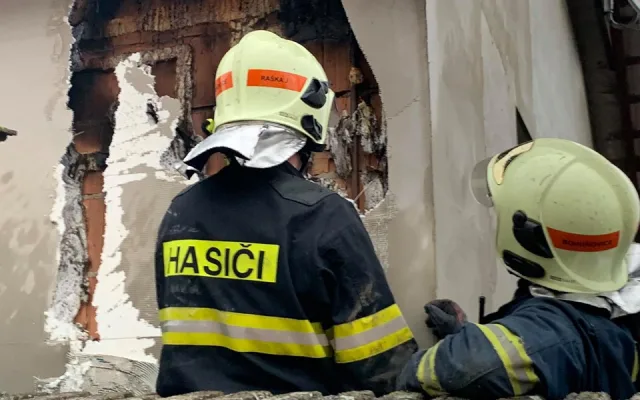 FOTO: V Bohuňovicích zapálil blesk střechu a fasádu domu