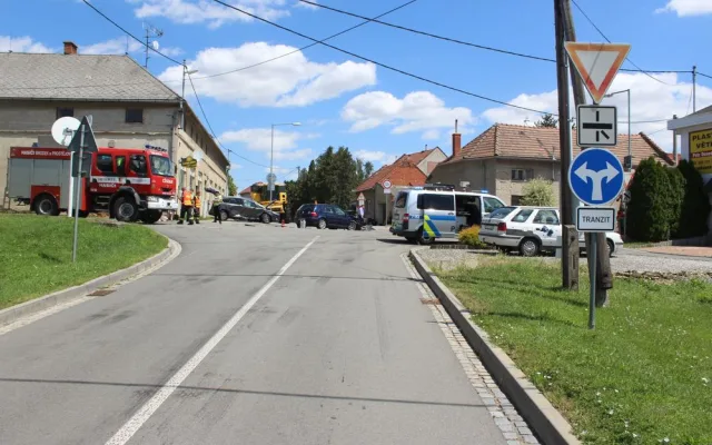 FOTO: Mladík nedal přednost autu na hlavní silnici. Po střetu auto začalo hořet a čtyři lidé se zranili