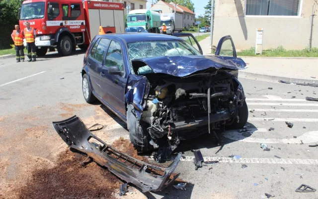 FOTO: Mladík nedal přednost autu na hlavní silnici. Po střetu auto začalo hořet a čtyři lidé se zranili