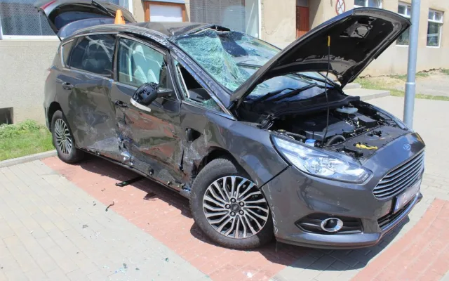 FOTO: Mladík nedal přednost autu na hlavní silnici. Po střetu auto začalo hořet a čtyři lidé se zranili