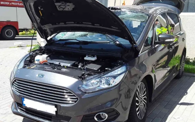 FOTO: Mladík nedal přednost autu na hlavní silnici. Po střetu auto začalo hořet a čtyři lidé se zranili