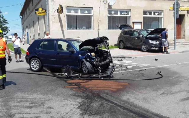 FOTO: Mladík nedal přednost autu na hlavní silnici. Po střetu auto začalo hořet a čtyři lidé se zranili