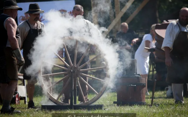 Víkend bude v Čechách pod Kosířem patřit historickým kočárům, koňským spřežením a mistrům 19 řemesel. Koná se Josefkol 2019