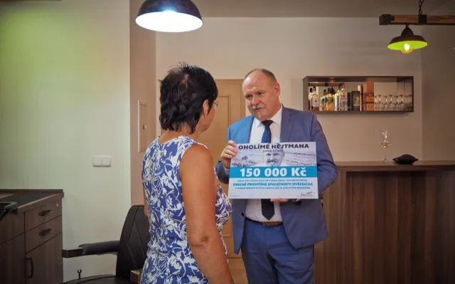 FOTO/VIDEO: Hejtman Okleštěk přišel o svůj legendární knír. Připravili ho o něj štědří dárci