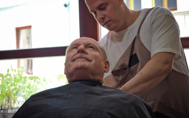 FOTO/VIDEO: Hejtman Okleštěk přišel o svůj legendární knír. Připravili ho o něj štědří dárci