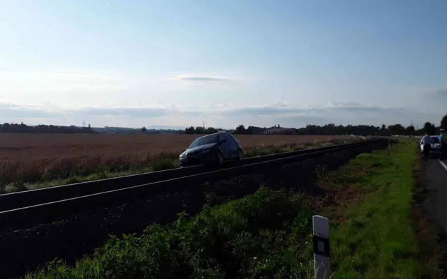 Policisté pátrají po svědcích nehody, po které museli hasiči vystříhat zraněného řidiče z auta