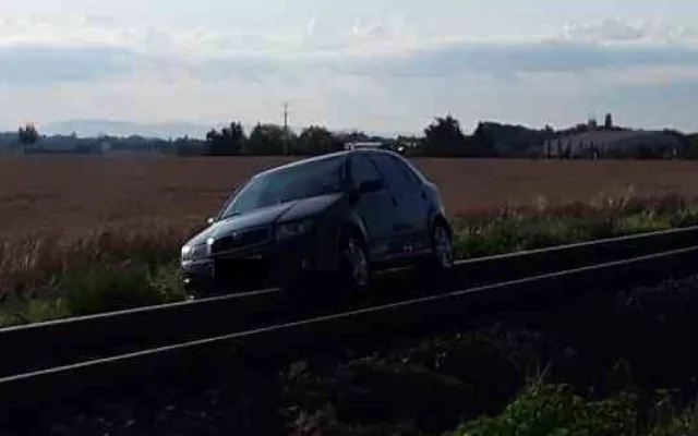 Policisté pátrají po svědcích nehody, po které museli hasiči vystříhat zraněného řidiče z auta