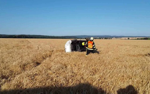 Policisté pátrají po svědcích nehody, po které museli hasiči vystříhat zraněného řidiče z auta