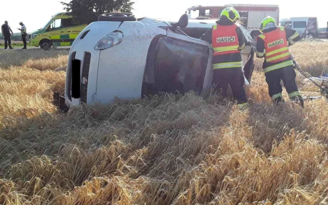 Policisté pátrají po svědcích nehody, po které museli hasiči vystříhat zraněného řidiče z auta