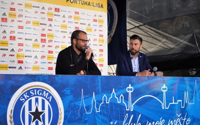 FOTO/VIDEO: Sigma Olomouc představila na Horním náměstí retrodresy i cíle pro novou sezónu