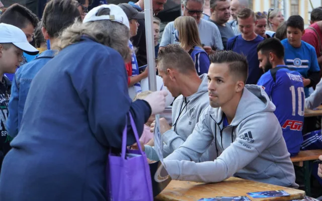 FOTO/VIDEO: Sigma Olomouc představila na Horním náměstí retrodresy i cíle pro novou sezónu