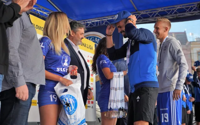 FOTO/VIDEO: Sigma Olomouc představila na Horním náměstí retrodresy i cíle pro novou sezónu
