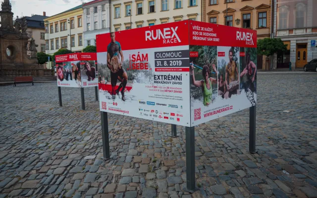 FOTO: Na Dolním náměstí si můžete prohlédnout soutěžní výstavu k extrémnímu závodu Runex Race
