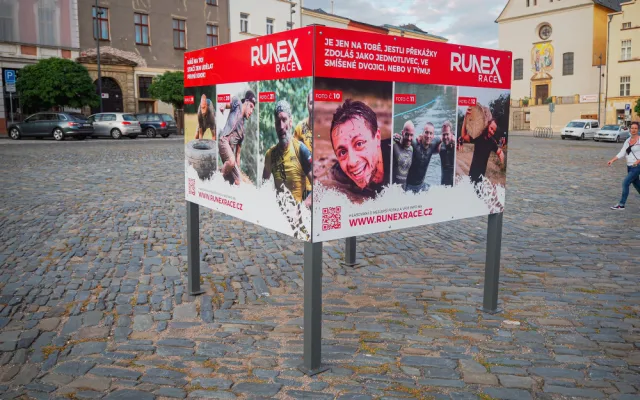 FOTO: Na Dolním náměstí si můžete prohlédnout soutěžní výstavu k extrémnímu závodu Runex Race