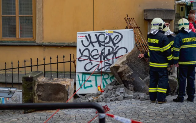 FOTO/VIDEO: Náklaďák u muzea poničil pískovcový sloup a vyvrátil rozvodnou skříň. Řidiče chytili až na Wellnerově ulici