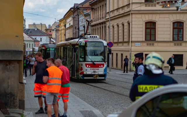 FOTO/VIDEO: Náklaďák u muzea poničil pískovcový sloup a vyvrátil rozvodnou skříň. Řidiče chytili až na Wellnerově ulici