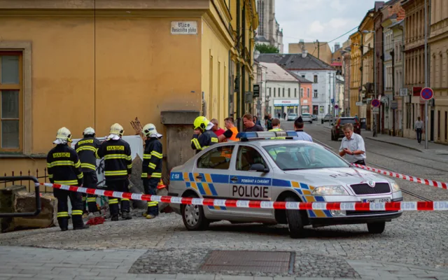 FOTO/VIDEO: Náklaďák u muzea poničil pískovcový sloup a vyvrátil rozvodnou skříň. Řidiče chytili až na Wellnerově ulici