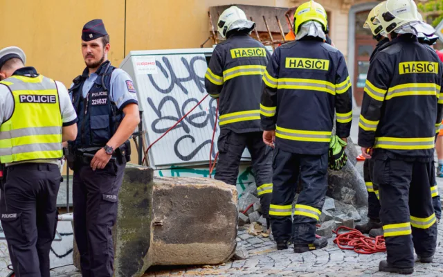 FOTO/VIDEO: Náklaďák u muzea poničil pískovcový sloup a vyvrátil rozvodnou skříň. Řidiče chytili až na Wellnerově ulici