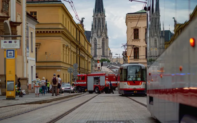 FOTO/VIDEO: Náklaďák u muzea poničil pískovcový sloup a vyvrátil rozvodnou skříň. Řidiče chytili až na Wellnerově ulici