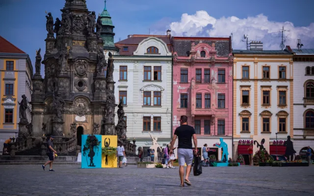 FOTO: Horní náměstí zdobí květinová dekorace, ztvárňuje němé barokní divadlo