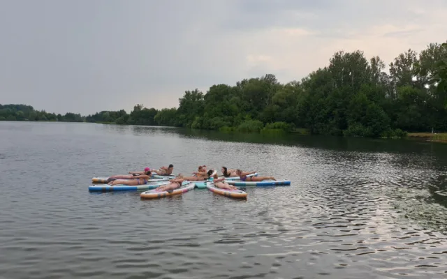 FOTO: Na Poděbradech se cvičí Paddle Yoga, zábavným způsobem procvičíte celé tělo