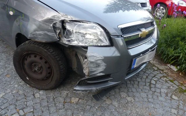 FOTO: Seniorka dvakrát nabourala a stále pokračovala v jízdě. Do přístroje fouknout nezvládla