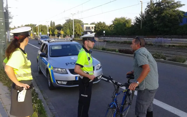 FOTO: Policisté dnes ráno zastavili dvacet cyklistů, kteří porušili zákon. Kontroly budou pokračovat