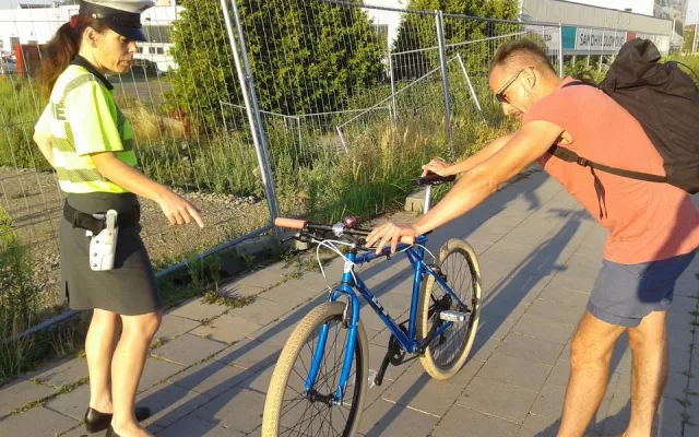 FOTO: Policisté dnes ráno zastavili dvacet cyklistů, kteří porušili zákon. Kontroly budou pokračovat