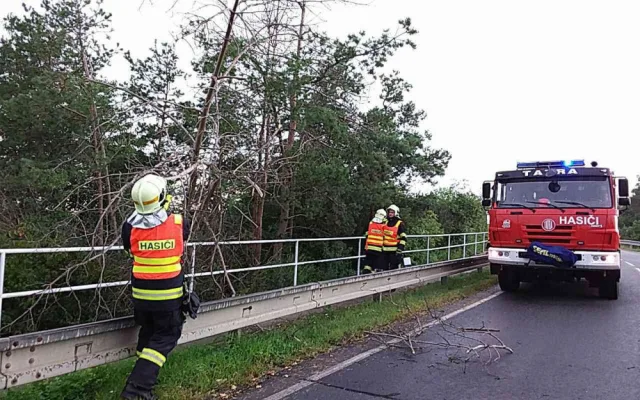 FOTO: Hasiči zasahovali kvůli bouřkám na čtyřiceti místech. Výstraha platí i pro dnešek