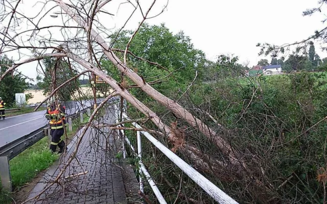 FOTO: Hasiči zasahovali kvůli bouřkám na čtyřiceti místech. Výstraha platí i pro dnešek