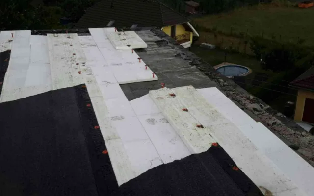 FOTO: Hasiči zasahovali kvůli bouřkám na čtyřiceti místech. Výstraha platí i pro dnešek