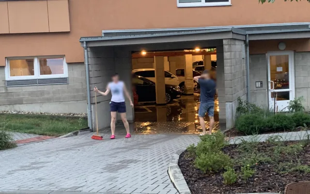 FOTO: Bouřky opět zaměstnaly hasiče. Vyjížděli k popadaným stromům i utrženým drátům vysokého napětí