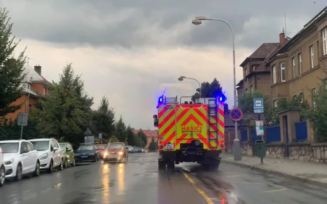 FOTO: Bouřky opět zaměstnaly hasiče. Vyjížděli k popadaným stromům i utrženým drátům vysokého napětí
