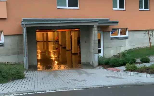 FOTO: Bouřky opět zaměstnaly hasiče. Vyjížděli k popadaným stromům i utrženým drátům vysokého napětí